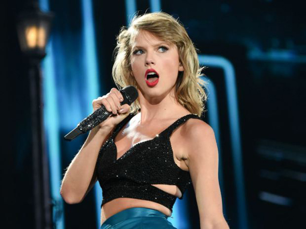 Kakinya Ditarik Penonton, Taylor Swift Nyaris Jatuh dari Panggung!