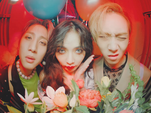 Usung Konsep Unik, Triple H Bergaya Vintage nan Seksi di MV Comeback 'Retro Future'