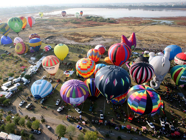 Duh, Balon Udara Ini Ajak Penumpang Mendarat di Dalam Penjara!