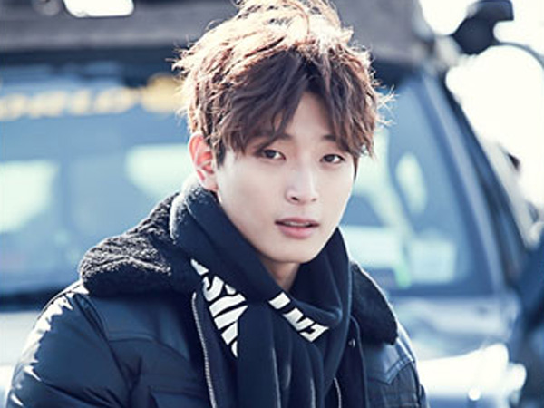 Jinwoon 2AM Tunjukan Pesona Saat Syuting Drama 'Madame Antoine'