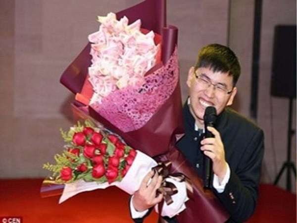 Romantisnya, Pria Ini Melamar Sang Kekasih Dengan Karangan Bunga 'Uang'