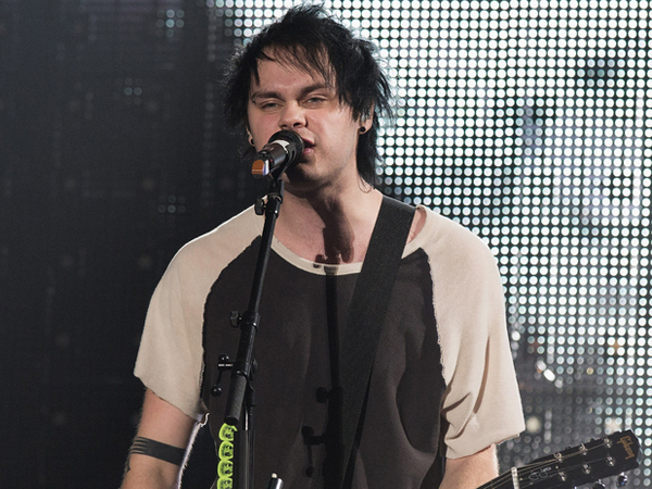 Wajahnya Terbakar, Michael Clifford Tetap Tampil di Konser Terakhir 5 Seconds Of Summer