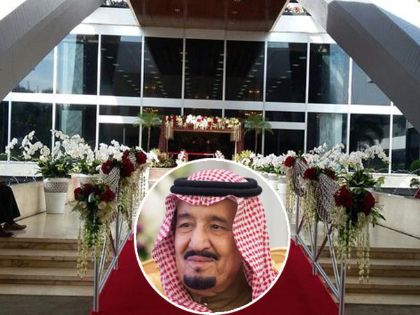 Dihiasi Ribuan Bunga Impor, Dekorasi Ruang Pidato Raja Salman Bak Pelaminan