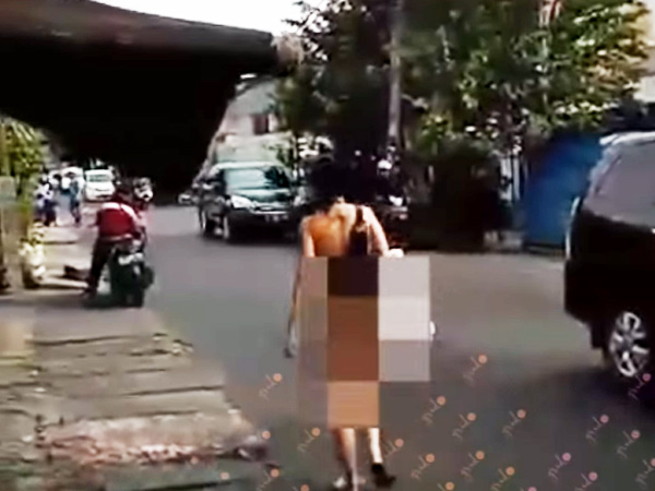 Makin Heboh, Muncul Lagi Video Wanita Nyaris Bugil Di Pinggir Jalanan Jakarta