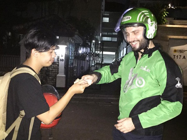 Driver Ojek Online Bule yang Viral Tidak Diakui Go-Jek?