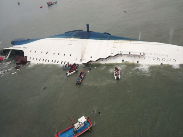 9 Jenazah Masih Hilang, Keluarga Korban Minta Kapal Feri Sewol Diangkut dari dalam Laut