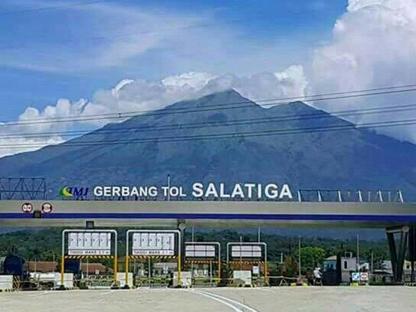 Latar Belakang Gunung dan Langit Cantik Ini Buat Gerbang Tol Salatiga Jadi Viral