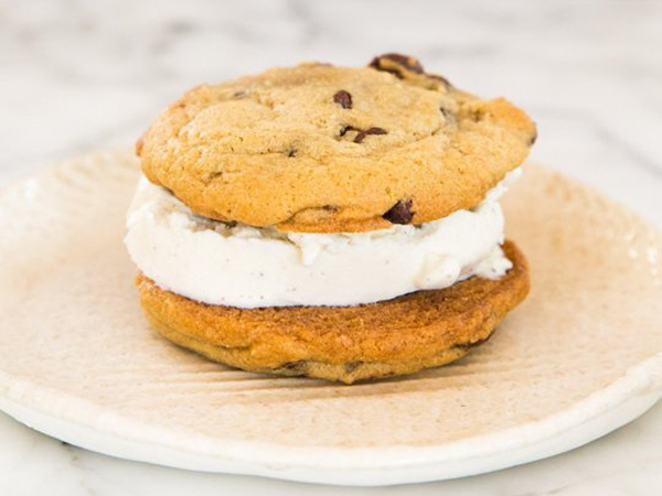 Perpaduan Hangat dan Dingin, Intip Mudahnya Bikin Ice Cream Sandwich Ini Yuk!