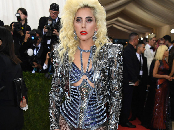 Hadir di Met Gala 2016, Lady Gaga Seperti Tak Pakai Celana?