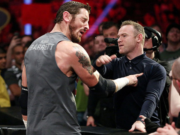 Diejek, Wayne Rooney Nekat Tampar Pegulat WWE Ini