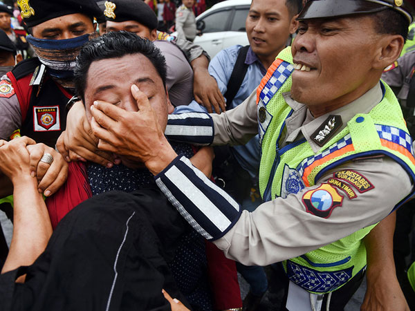 Momen-momen Mahasiswa Demo Ricuh Menentang UU MD3 di Berbagai Daerah