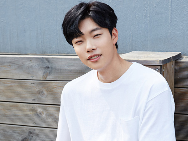 Tak Bersama Keluarga, Ryu Jun Yeol Terlihat Datangi Bioskop Saat Chuseok?