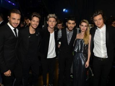 Jadi Fans Berat, Emma Roberts Sibuk Foto Bareng Dengan One Direction di Red Carpet AMA 2013