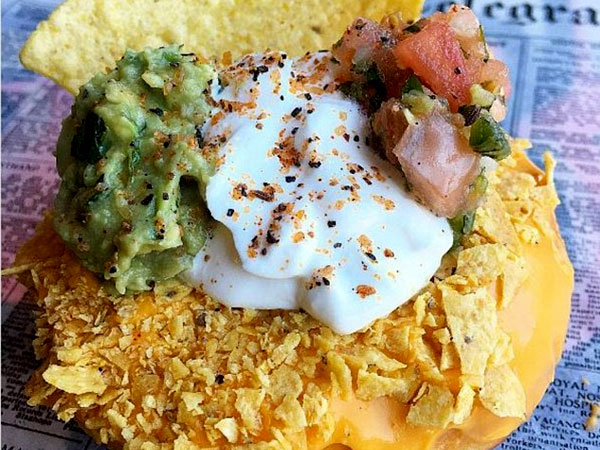 Sajian Unik Donat Nachos Dilumuri Saus Salsa dan Remahan Tortilla