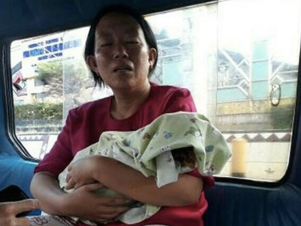 Viral Ibu Gendong Jenazah Anaknya Sambil Menangis di Dalam Angkot