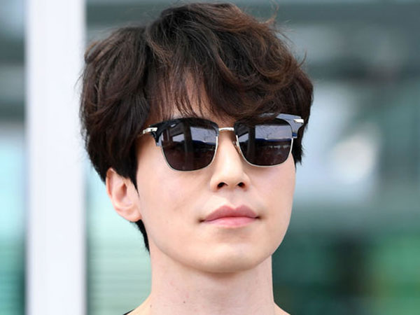 Gaya Casual Monokrom Lee Dong Wook Saat Terbang Menuju Jakarta