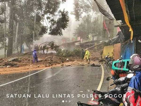 Penampakan Longsor di Tiga Titik Berakibat Jalur Puncak Ditutup Total