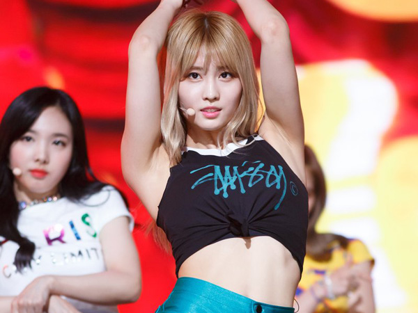 Tali Baju Terlepas Saat Tampil, Momo TWICE Tetap Profesional di Atas Panggung!