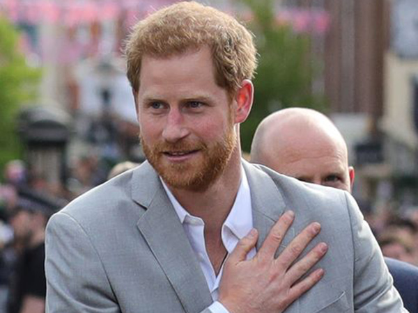 Penampilan Pangeran Harry Berubah Jadi Santa Claus, Hibur Anak-Anak Yatim