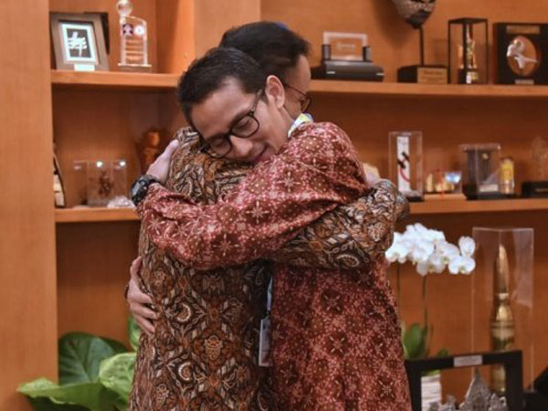 Gaya Sandiaga Pamit ke Anies: Sekaligus Cium Mobil Dinas Sebelum ke KPU