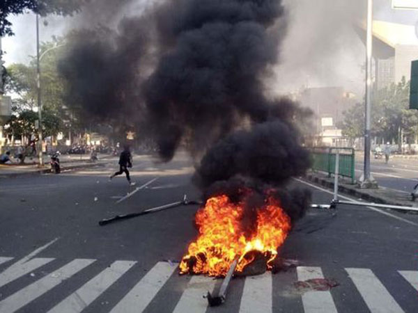 Ledakan dan Takbir Warnai Kericuhan Tanah Abang yang Buat Warga Terjebak Di Dalam Stasiun