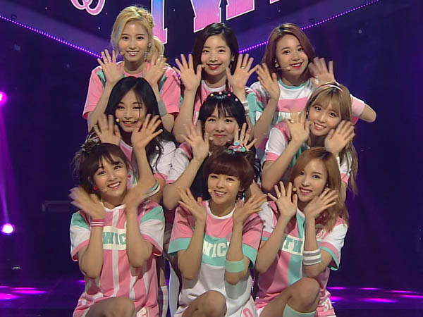 Berikan Apresiasi, TWICE Gunakan Kostum Rancangan Penggemar di Goodbye Stage 'Inkigayo'