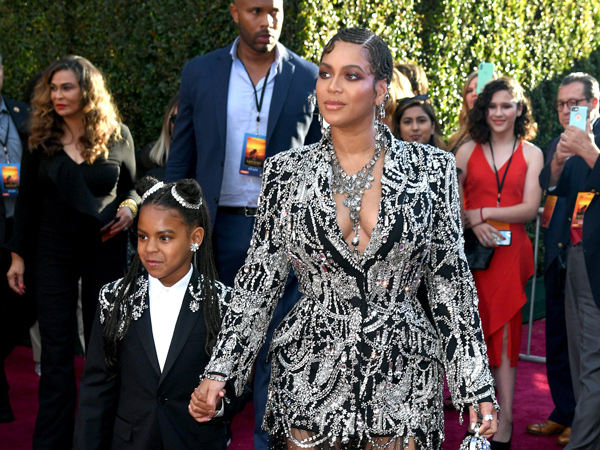 Beyonce dan Putrinya Tampil Kompak Bertabur Kristal di Premiere Film The Lion King