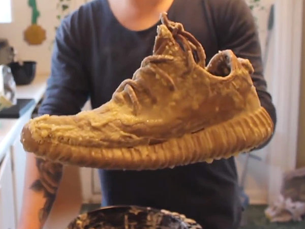 Unik! Pria Ini Membuat Kreasi Gorengan Dengan Sepatu Kanye West