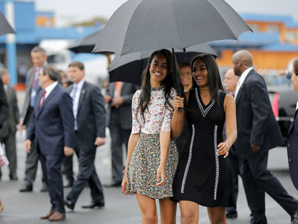 Temani Sang Ayah Bertugas, Begini Gaya Modis Sasha dan Malia Obama