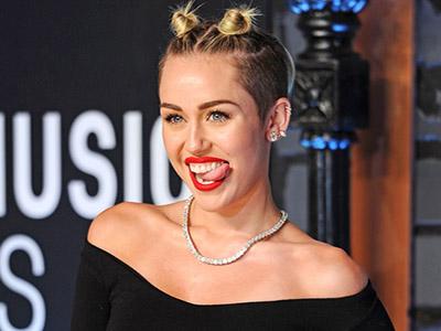 Miley Cyrus Ungkap Makna Di Balik Video Kontroversial 'Wrecking Ball'