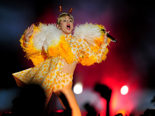 Balas Kritik 'Haters', Miley Cyrus Pilih Beradegan Porno Saat Konser?