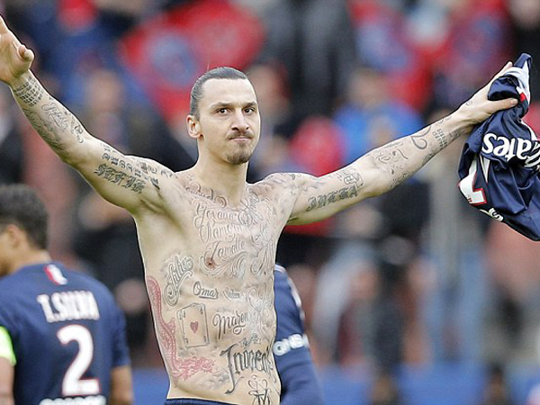 Usai Cetak Gol, Zlatan Ibrahimovic Pamer Tattoo Spesial untuk Korban Kelaparan