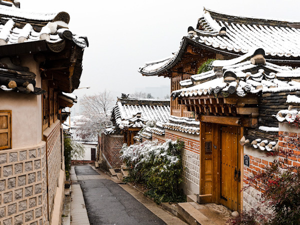 Melihat Indahnya Bukchon Hanok Village Berselimut Salju Saat Musim Dingin