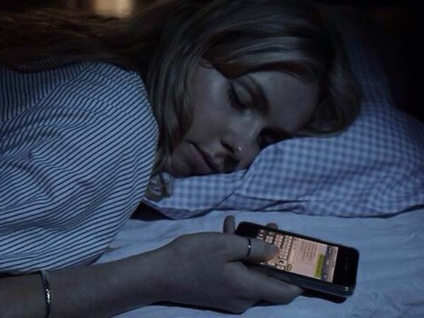 Alasan Kenapa Harus Hindari Tidur Di Samping Gadget