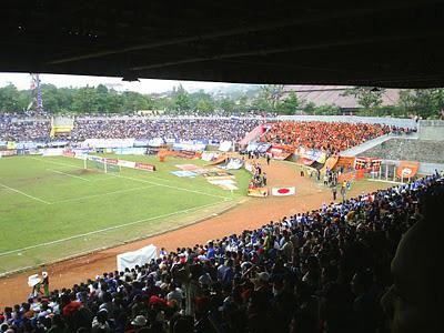 Duh, Tribun Stadion Jatidiri Semarang Ambruk!
