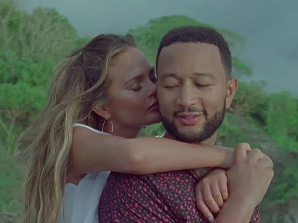 Chrissy Teigen Umumkan Kehamilan Lewat Video Musik ‘Wild’ John Legend