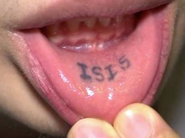 Duh, Karyawan Ini Dipecat Karena Tattoo ISIS di Mulut