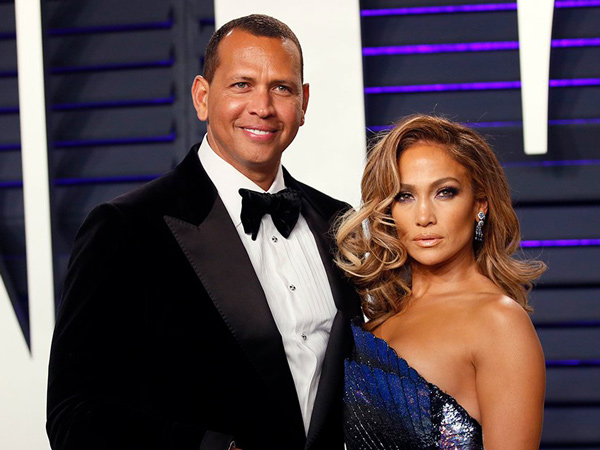 Resmi Tunangan, Jennifer Lopez Pamer Cincin Tunangan Seharga 14,2 M