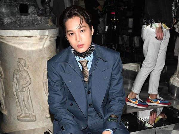 Kai EXO Tampil Chic nan Nyentrik di Acara Gucci Cruise 2020 Italia, Choker Bikin Salah Fokus