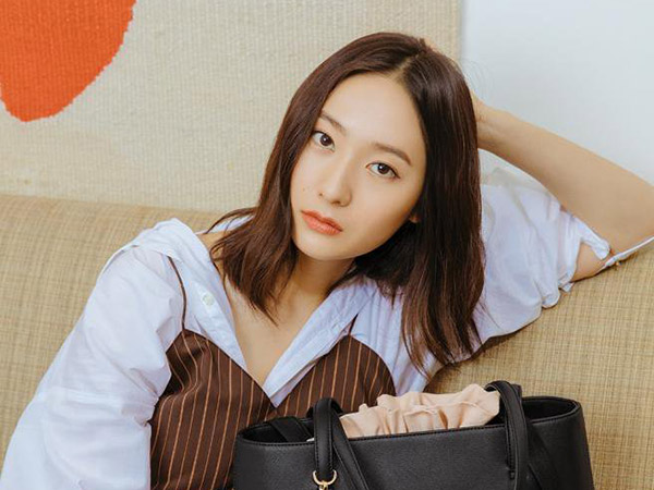 Intip Gaya Casual nan Chic Krystal f(x) di Pemotretan Terbaru, Cocok Buat 'Ngampus' Hingga 'Ngantor'!