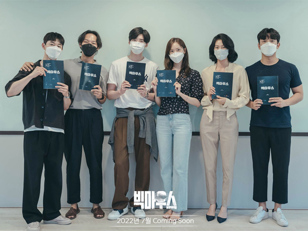 Lee Jong Suk, YoonA, dan Pemain Lainnya Bangun Chemistry di Pembacaan Naskah 'Big Mouth'