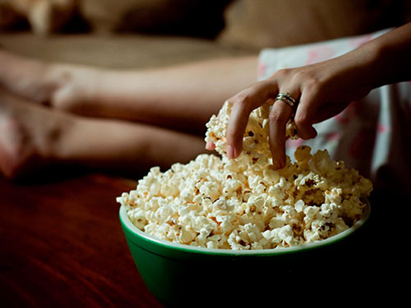 Hati-hati, Nonton Film Sedih Ternyata Buat Berat Badan Naik!