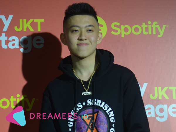 Rich Brian Ungkap Proses Kolaborasi dengan Chungha, Ternyata Syuting di Indonesia!