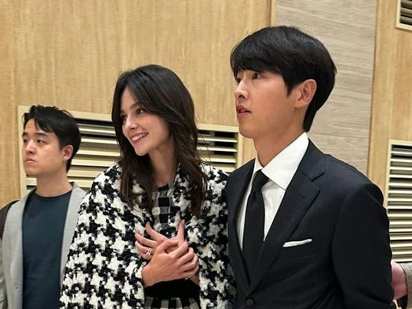 Song Joong Ki dan Katy Louise Tampil Perdana di Acara Publik Pasca Melahirkan