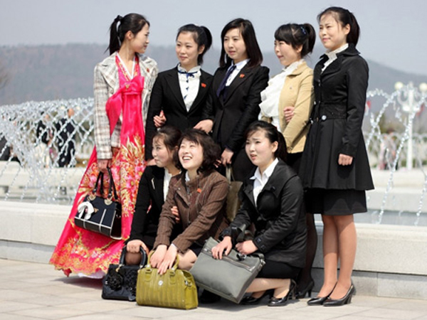 Ingin Tiru Istri Kim Jong Un, Wanita Muda Korut Mulai Tampil Fasionable