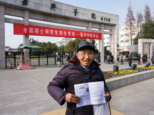 Tak Ada Kata Terlambat untuk Belajar, Kakek 73 Tahun Ini Ikuti Ujian Masuk Pascasarjana!