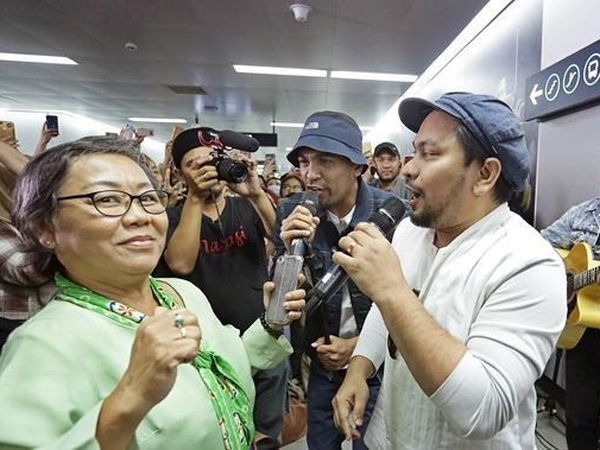 Viral Video Tompi dan Glenn Fredly Nyanyi Sambil Lerai Pertengkaran Dua Penonton Wanita