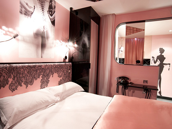 Sensual dan Menggoda, Inilah Kesan Menginap di Kamar Hotel Bertema Lingerie di Paris
