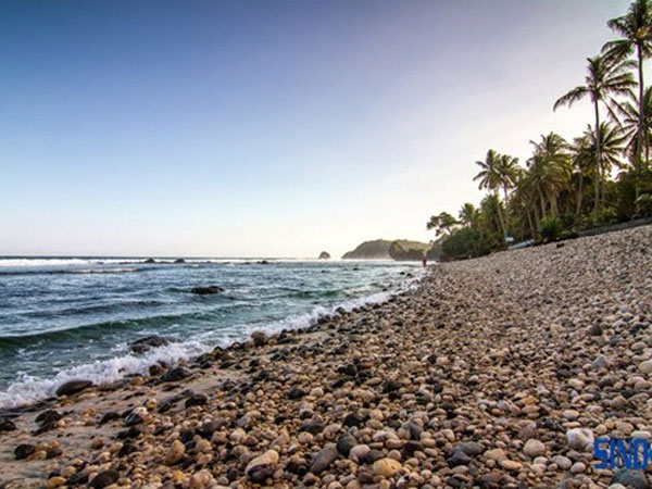 Pantai Pidakan, Pantai Unik Berbatu Kerikil di Pacitan!