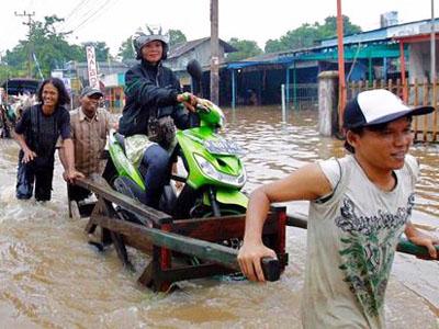 Ribuan Warga Jakarta Terpaksa Mengungsi Akibat Banjir